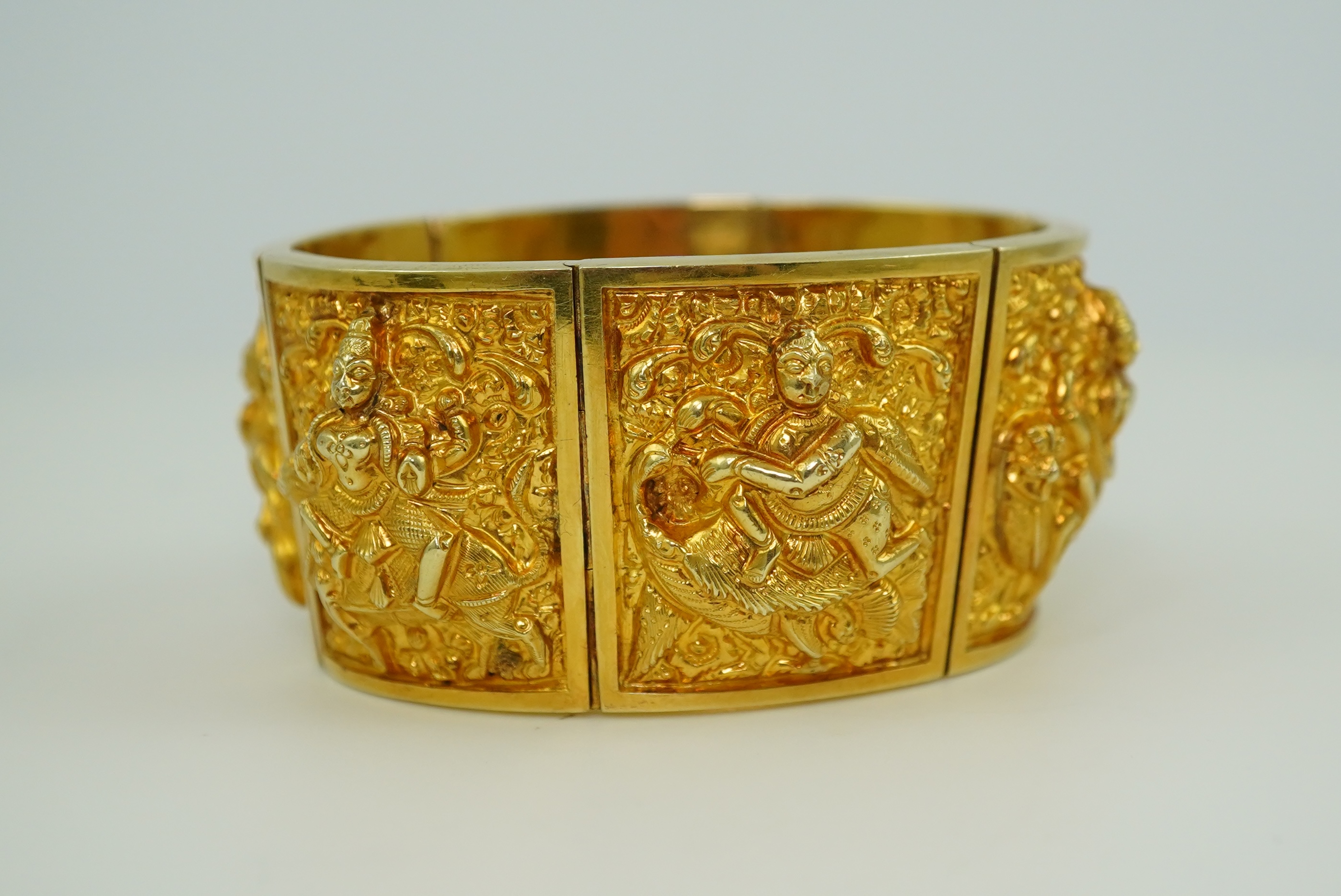 A gold cuff bracelet, early 20th century